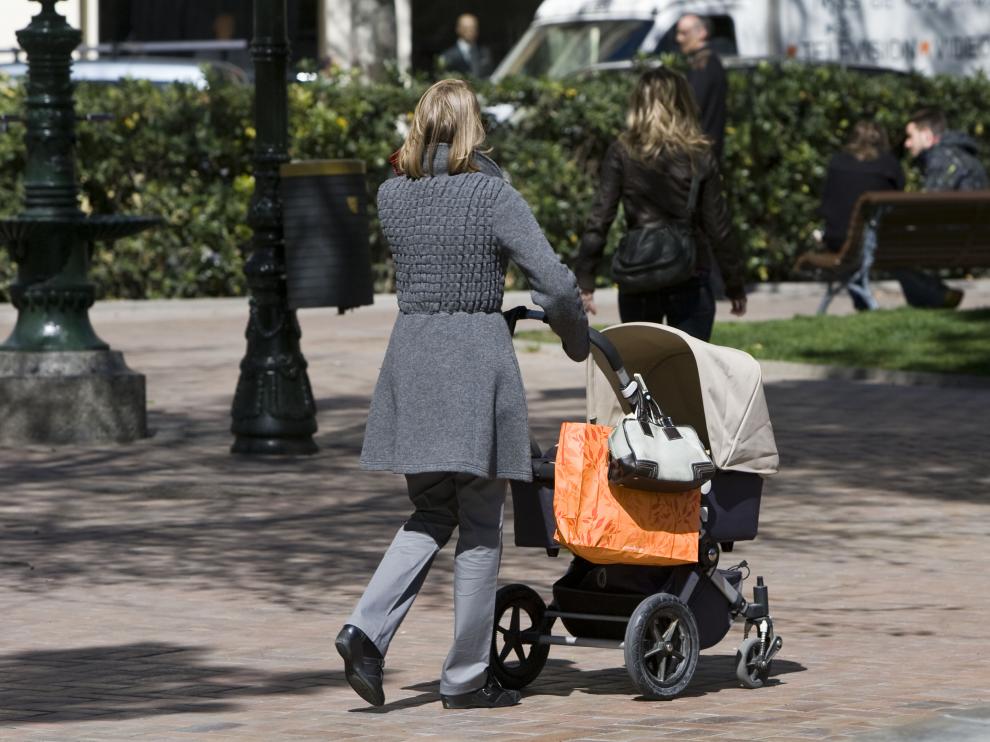 Una madre pasea un carrito de bebé. (Archivo)