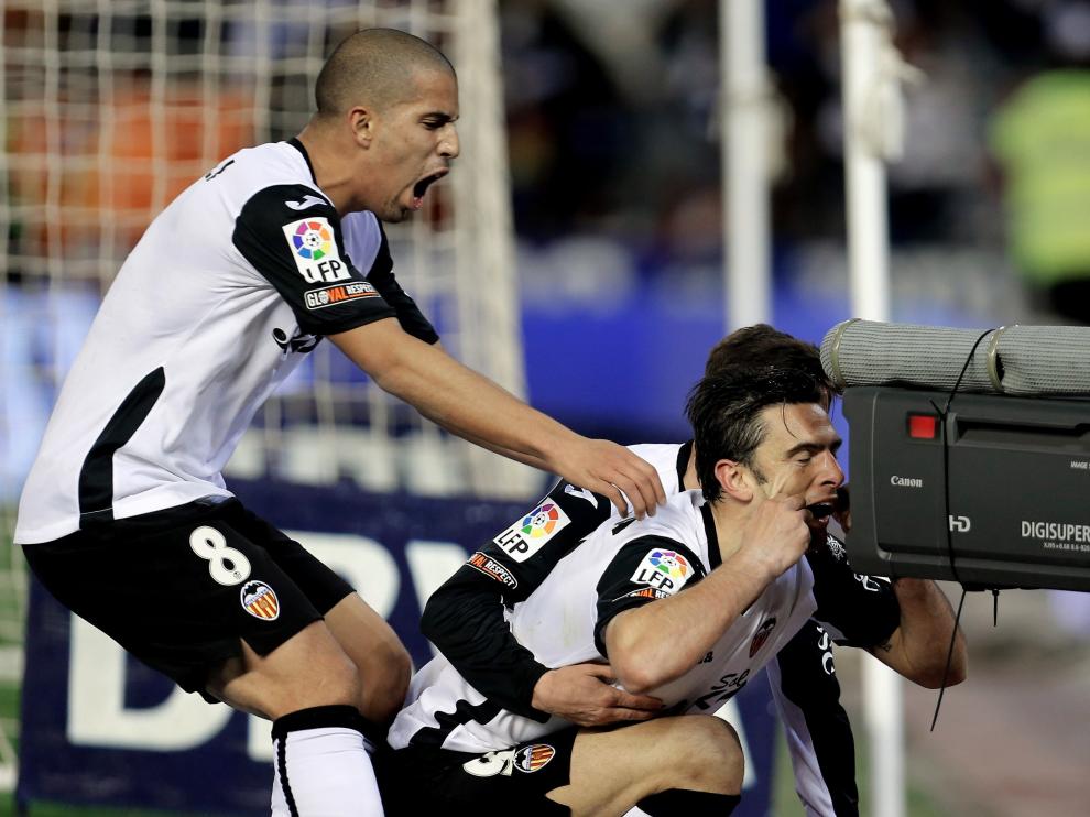 Postiga celebra un gol con el Valencia