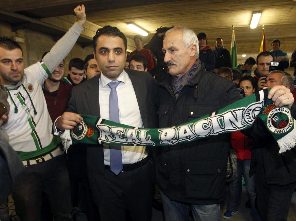 El nuevo presidente del Racing sostiene la bufanda del equipo