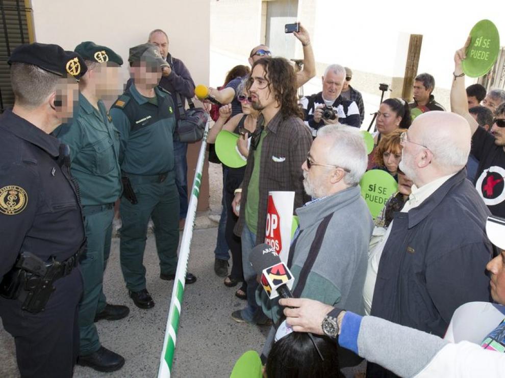 Escrache ante la casa de Santiago Lanzuela, en la localidad turolense de Cella