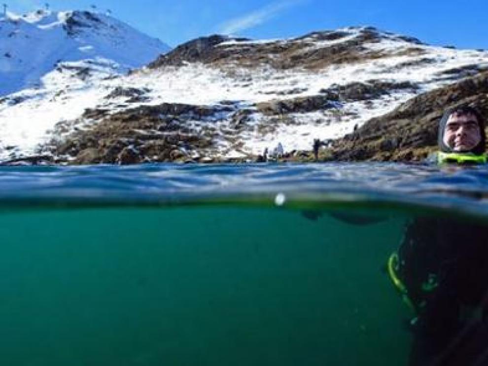 Buceo en el ibón de Baños en Panticosa, en el Pirineo aragonés
