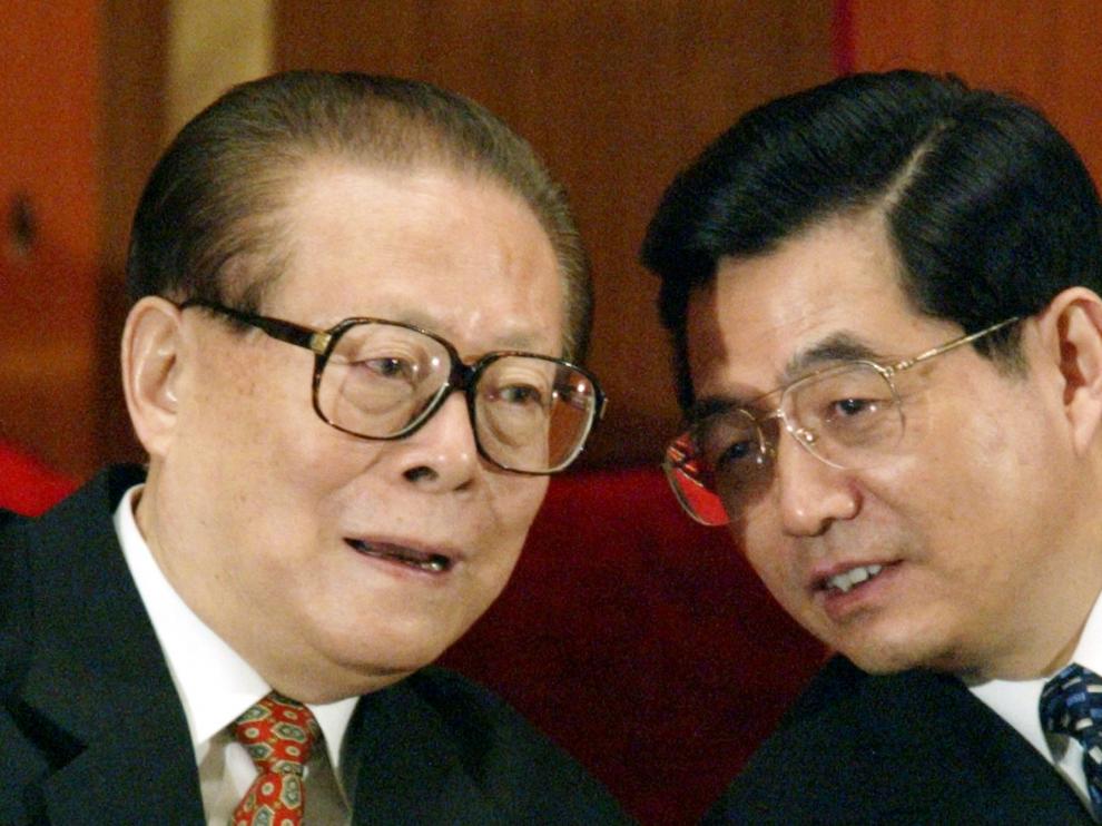 El actual presidente chino, Hu Jintao, habla con Jiang Zemin (izquierda)