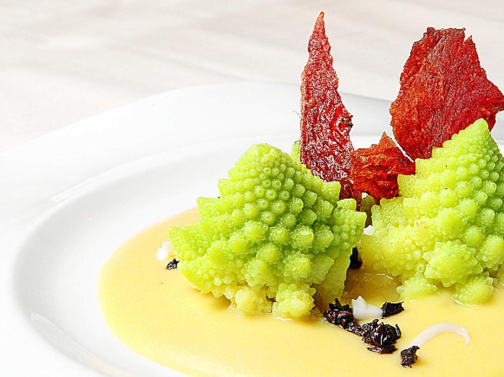 Romanescu, clavo, huevo poché y crujiente de ibérico.