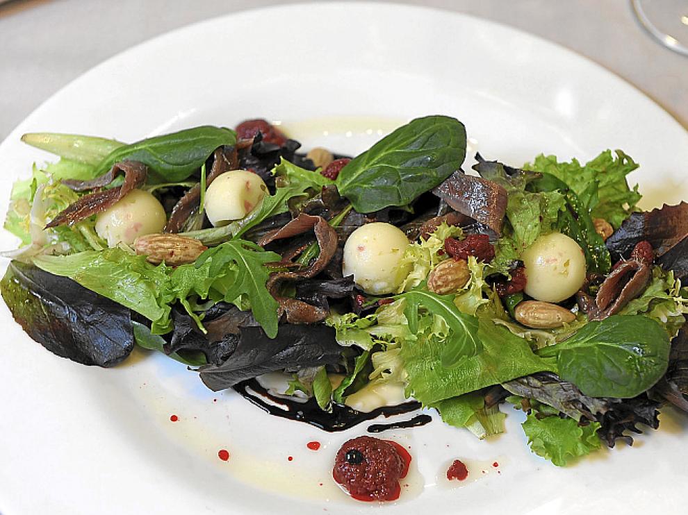 Ensalada de brotes, anchoas, queso, almendra y frambuesas