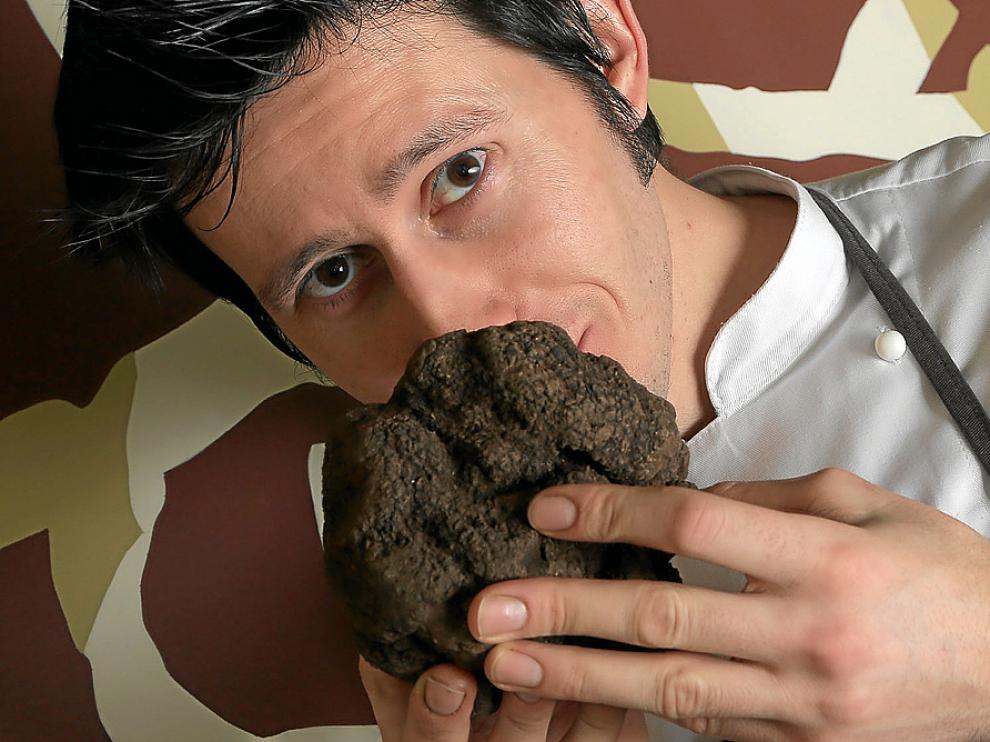 Manuel Barranco, chef de La Granada, con el magnífico ejemplar de trufa negra.