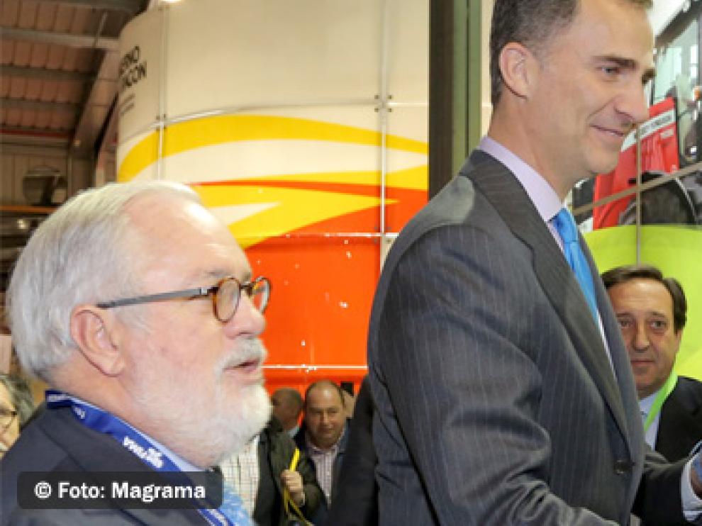 El Príncipe Felipe y el ministro de Agricultura saludan a los representantes del sector en la inauguración ayer de FIMA 2014