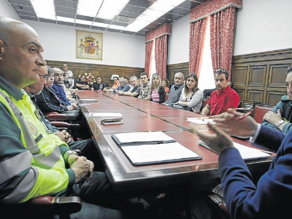 El capitán Bonilla (izqda.), en un encuentro con las peñas y Jurados sanjuaneros en 2013.