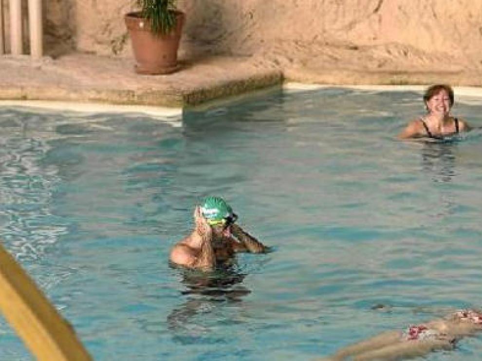 Clientes tomando un baño en el balneario de Sicilia