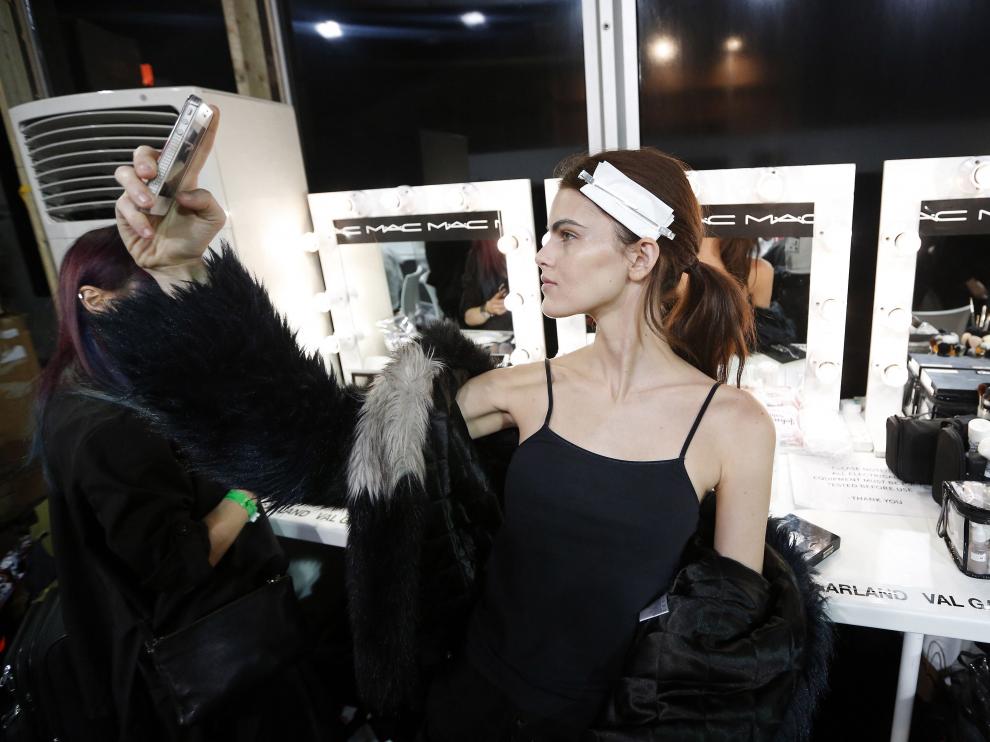 Una modelo se hace un 'selfie' durante la semana de la moda de Londres