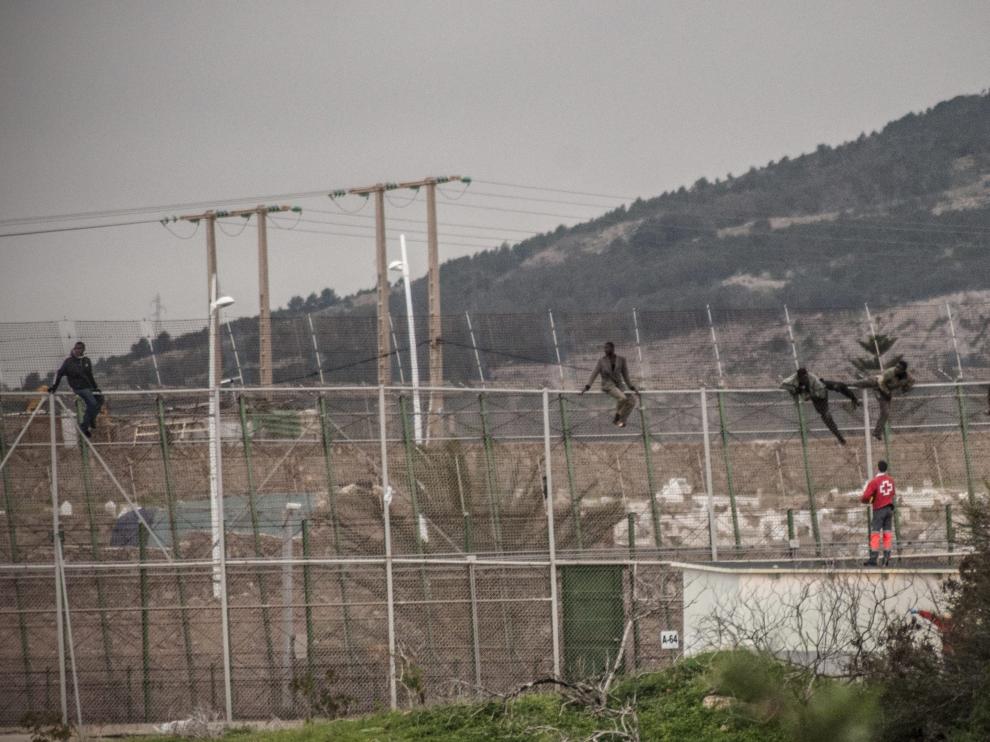 Un grupo de inmigrantes saltando la valla en Melilla