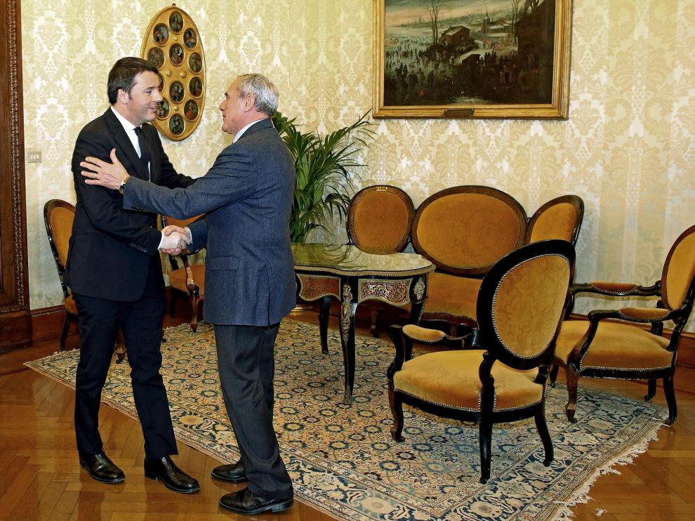 Renzi estrecha la mano del presidente del Senado italiano