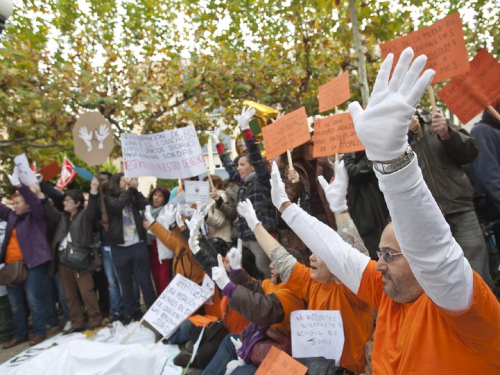 Un protesta de afectados por los retrasos del IAI
