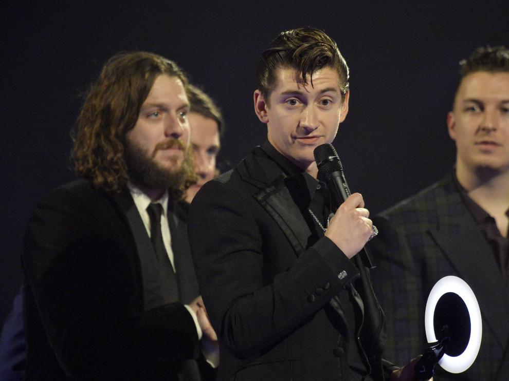 Alex Turner de Arctic Monkeys recogiendo un premio