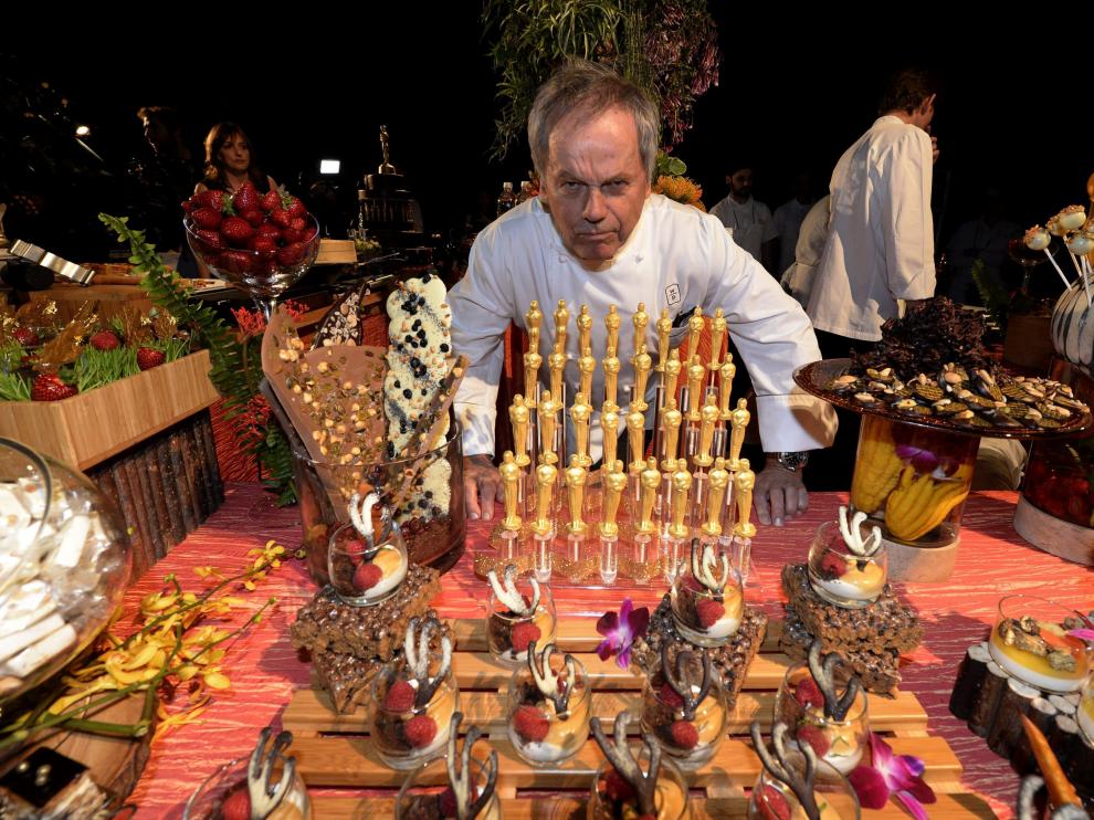 El chef austriaco Wolfgang Puck posa junto a las estauillas de chocolate.
