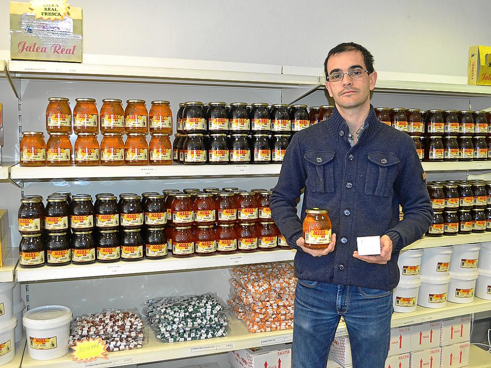 Alejandro Fortea muestra algunos de los productos que comercializa esta firma de Barbastro