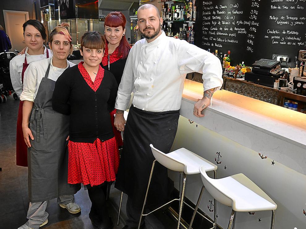 Arancha Sainz y Tonino Valiente, junto al equipo del bar Tatau Bistró de Huesca