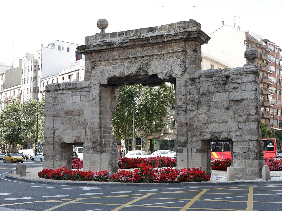 La Puerta del Carmen de Zaragoza rodeada de macetas con flores