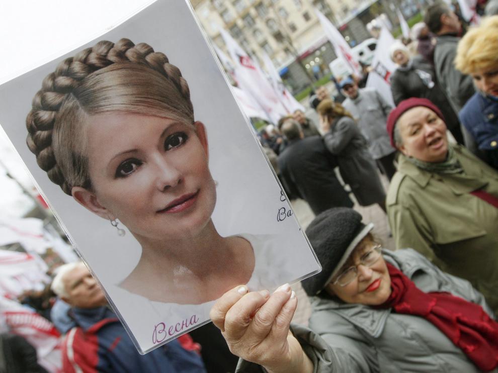 Simpatizantes de Yulia Timoshenko, durante una protesta cerca del Ayuntamiento de Kiev.