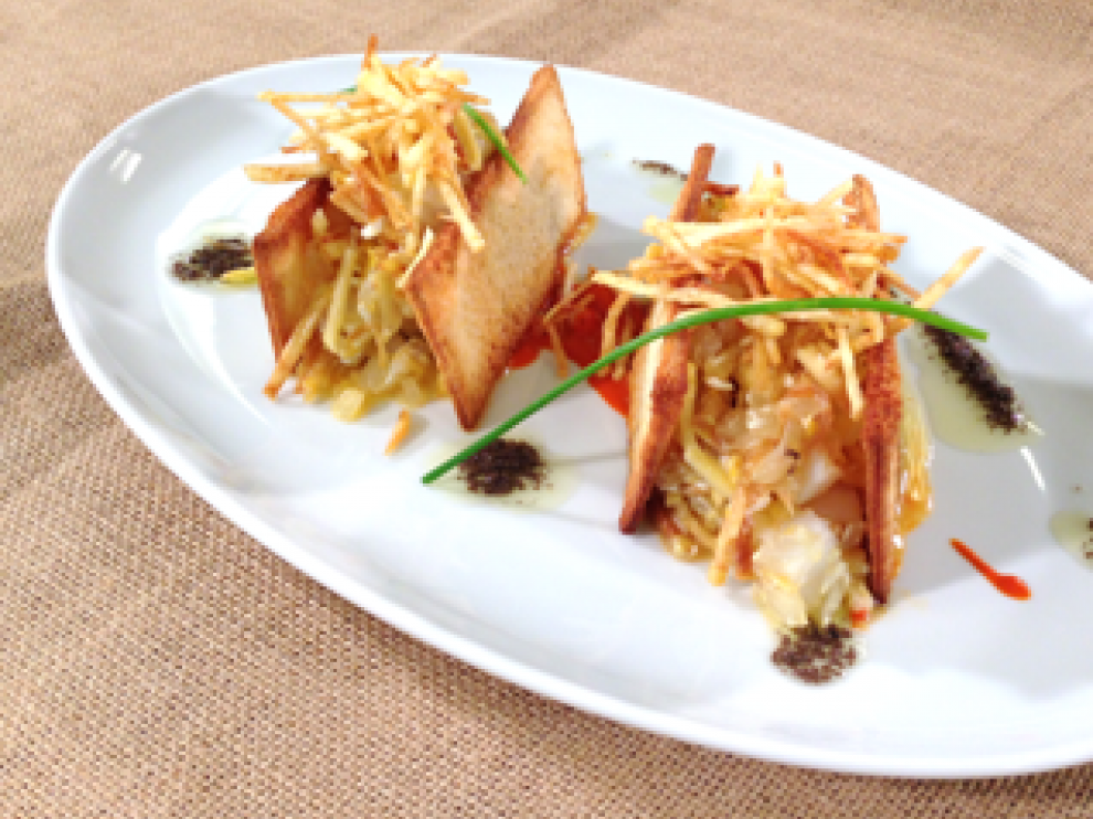 Bacalao dorado con emulsión de pimiento del piquillo y aceite de olivas negras