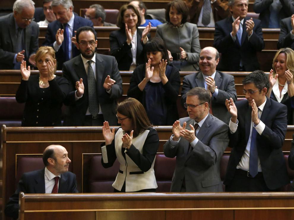 La bancada socialista aplaude a Rubalcaba