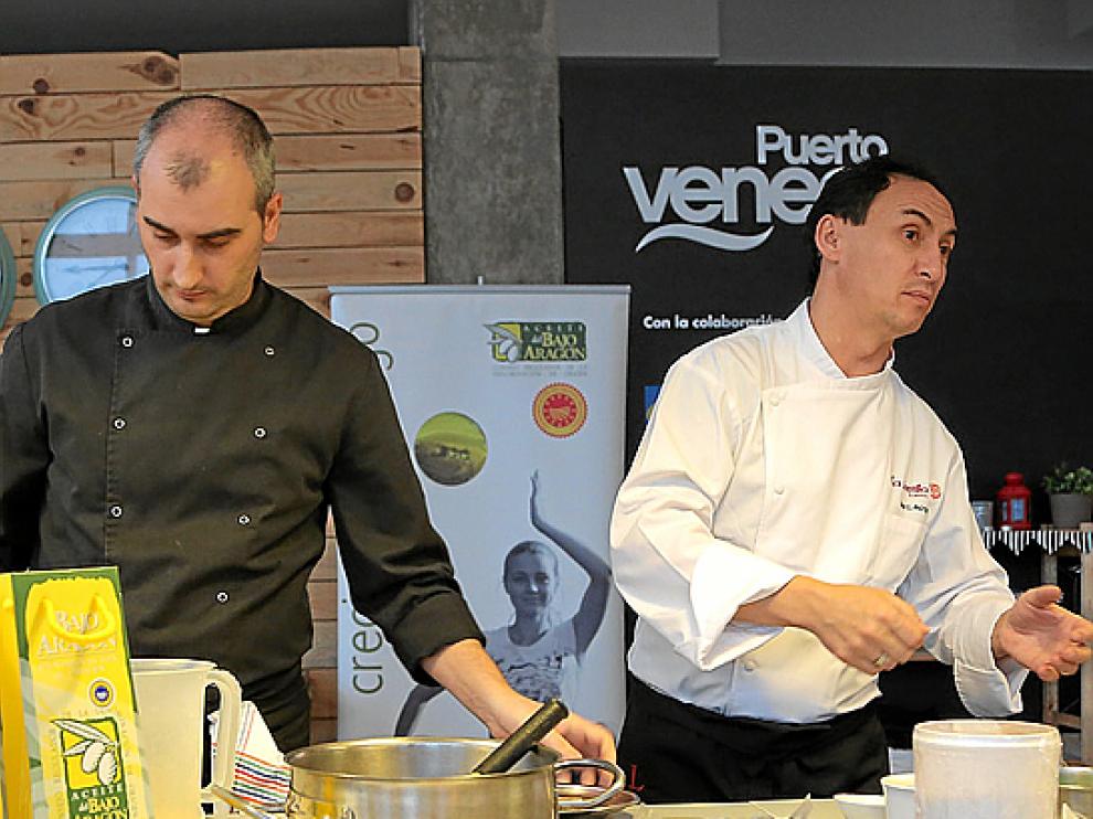 Leandro Casas y José Antonio Acirón, en un taller de cocina de Puerto Venecia, en Zaragoza