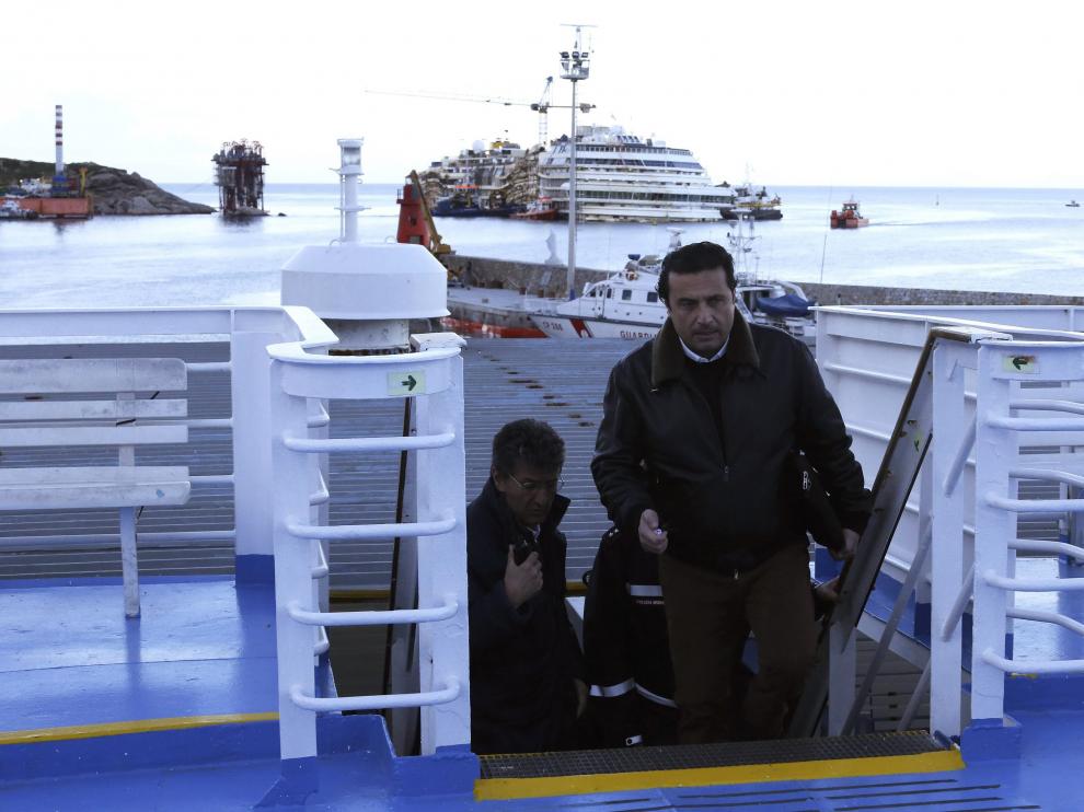 Schettino subió a la cubierta del barco, estancado en la isla de Giglio