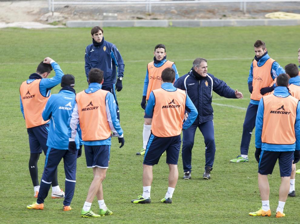 Herrera da instrucciones a sus jugadores