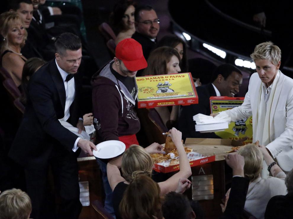 La presentadora repartió pizza entre los asistentes