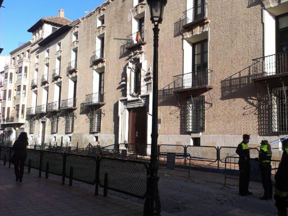 La Policía custodiaba la zona, mientras los trabajadores del centro guiaban a los alumnos hasta el otro acceso ubicado en el paseo de Echegaray.
