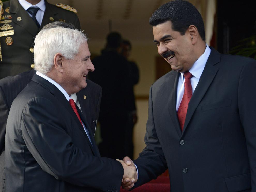 Nicolas Maduro (R) con el presidente de Panamá Ricardo Martinelli