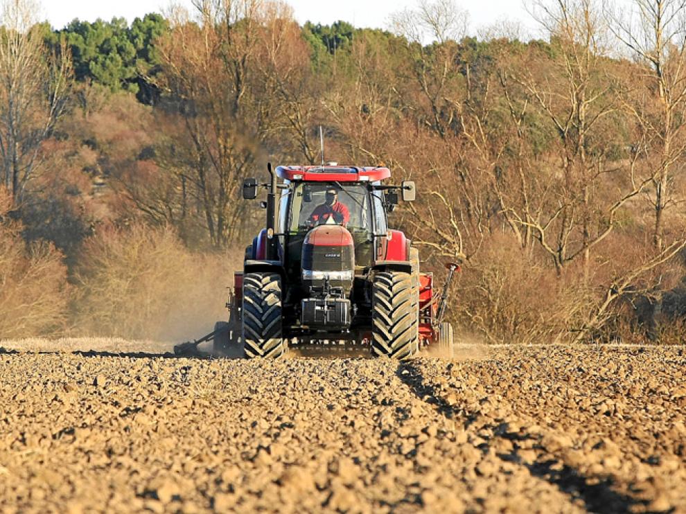 Un tractor en tierras sorianas