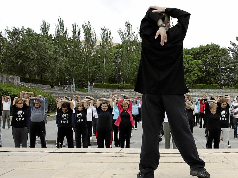 Clase de taichi para personas mayores, en el parque Delicias de Zaragoza.