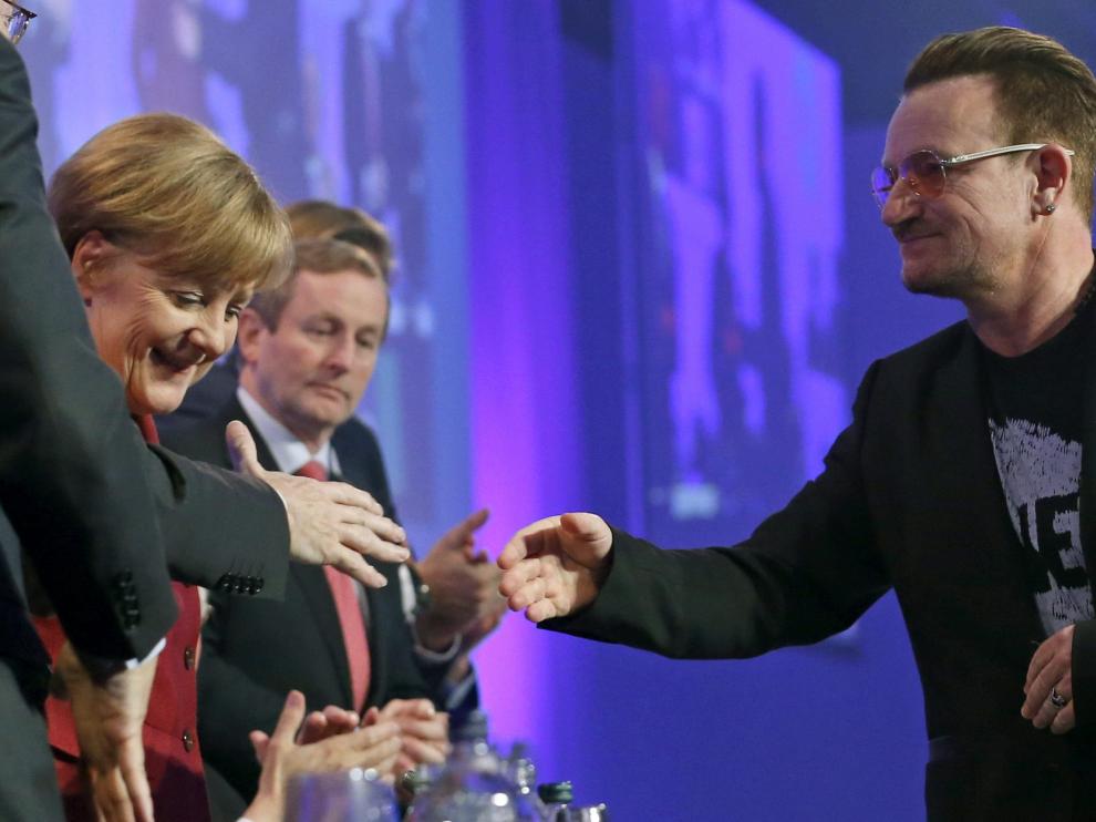 Bono saluda a Angela Merkel