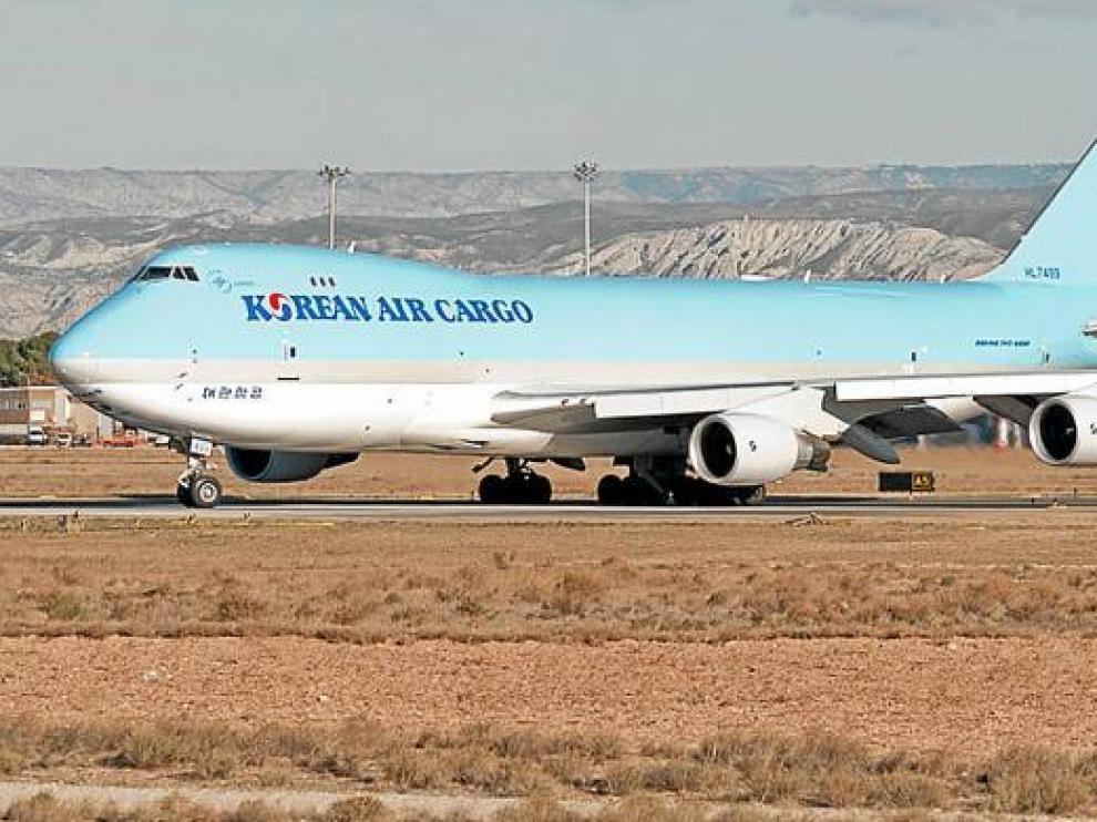 Avión de carga en el aeropuerto zaragozano