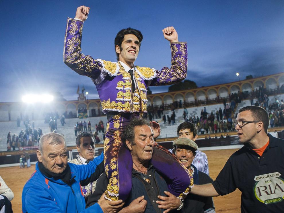El diestro Alejandro Talavante sale a hombros de la plaza de toros