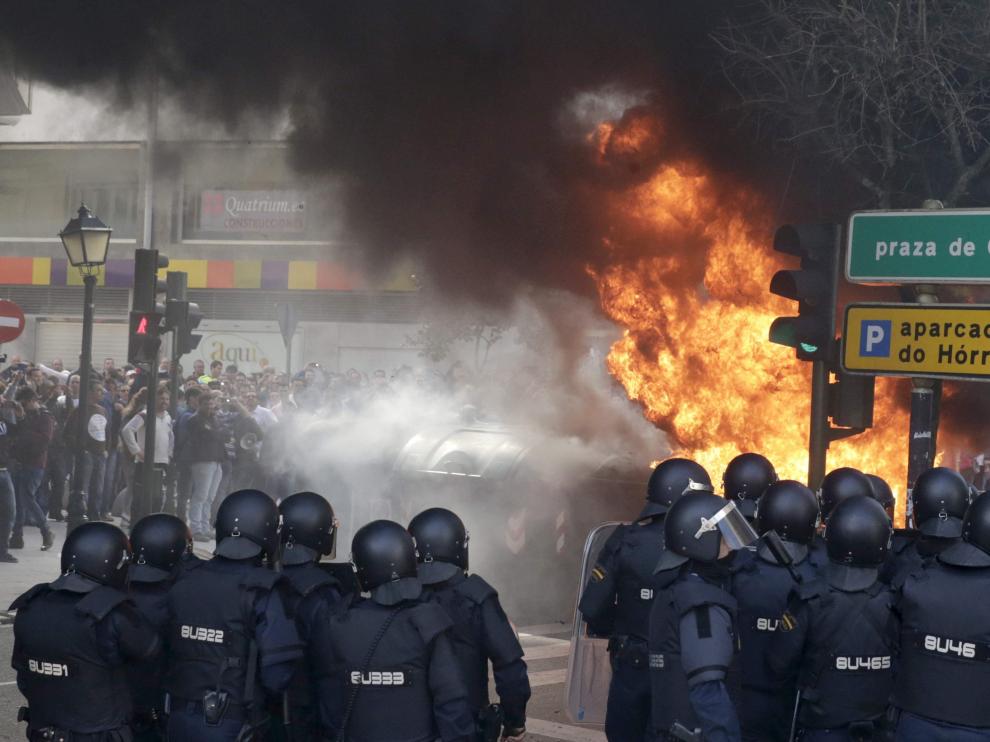 Manifestantes del Cerco incendian barricadas ante la sede del pleno del Parlamento de Galicia