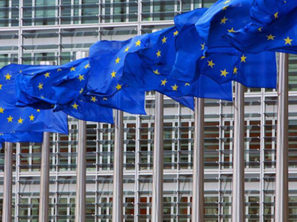 Banderas de la UE, delante de la sede de la CE.