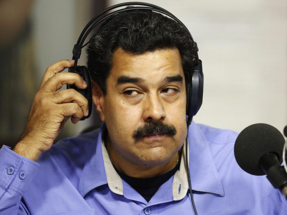 Maduro con los auriculares puestos