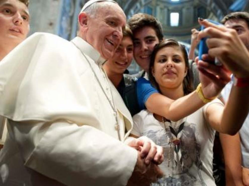 Momento del "selfie" del Papa Francisco