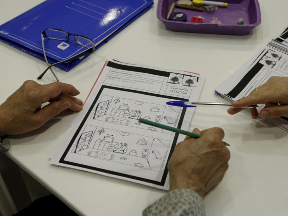 Unos enfermos de Alzheimer realizan actividades en el centro de día de Santa Bárbara
