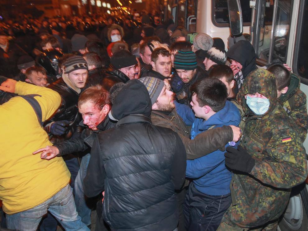 Manifestantes de Single Ukraine chocan con un grupo de personas simpatizantes de Rusia