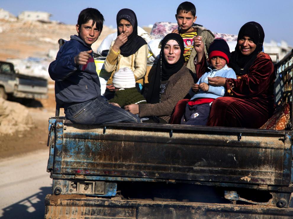 Al amanecer, una familia huye de la ciudad sitiada de Yabrud en Siria