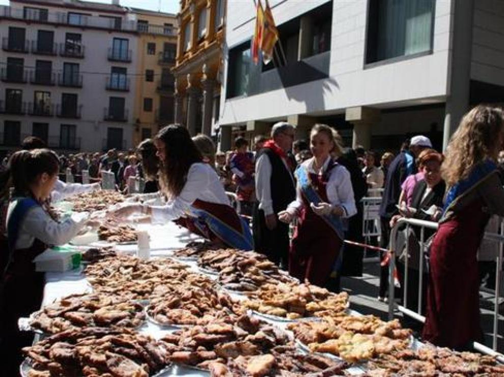 Reparto de crespillos en Barbastro