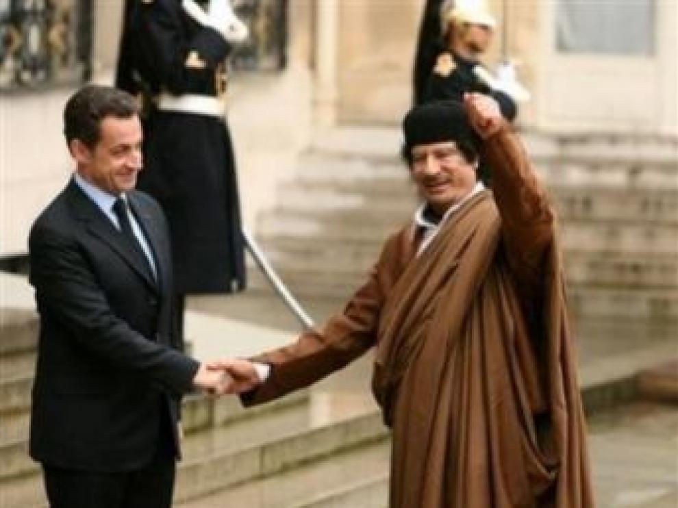 Sarkozy junto al líder libio Gadafi en una imagen de archivo