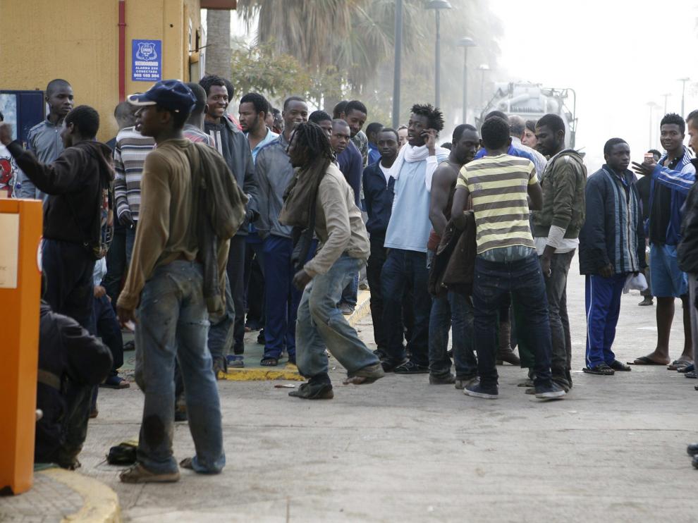 Cientos de inmigrantes han logrado entrar en Melilla en un asalto multitudinario a la valla