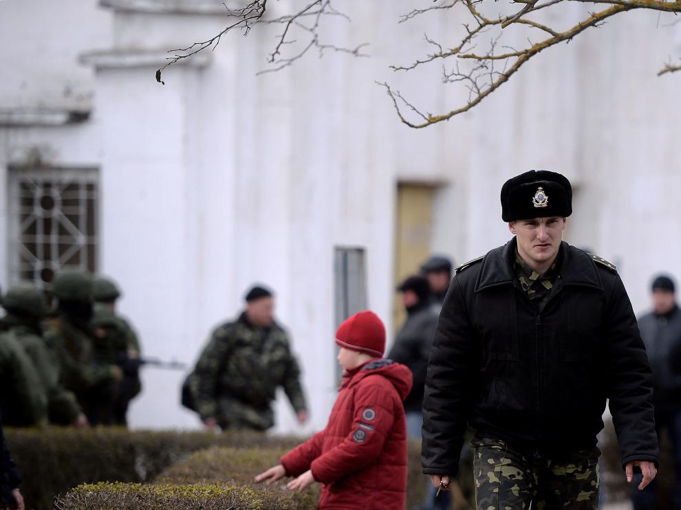 Un oficial ucraniano abandona el cuartel de la Armada ucraniana en Crimea