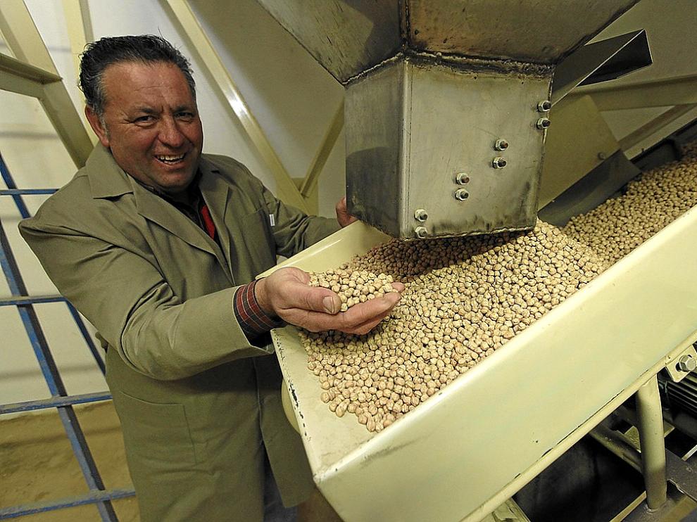 Fernando Allué muestra parte de su producción en su planta clasificadora de Lierta.