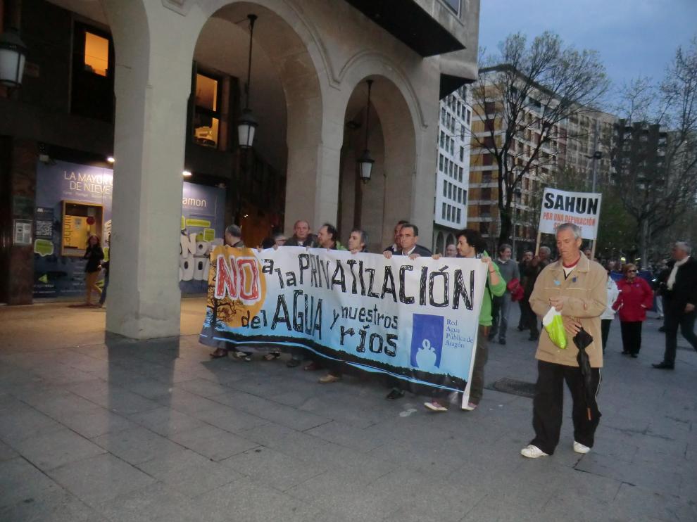 Cientos de personas se han manifestado contra la privatización del agua en Zaragoza