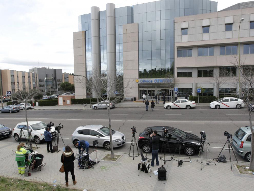 Los medios de comunicación permanecen en el exterior de la clínica Cemtro de Madrid