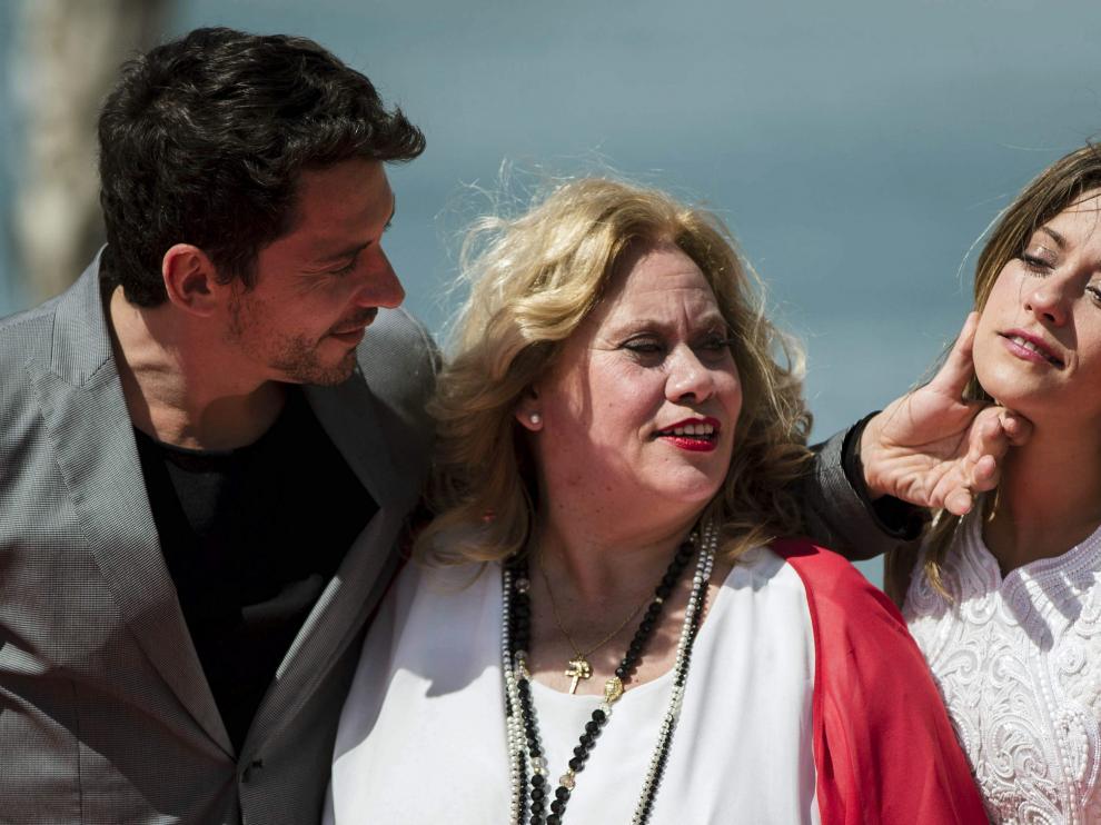 Los hermanos León junto a su madre
